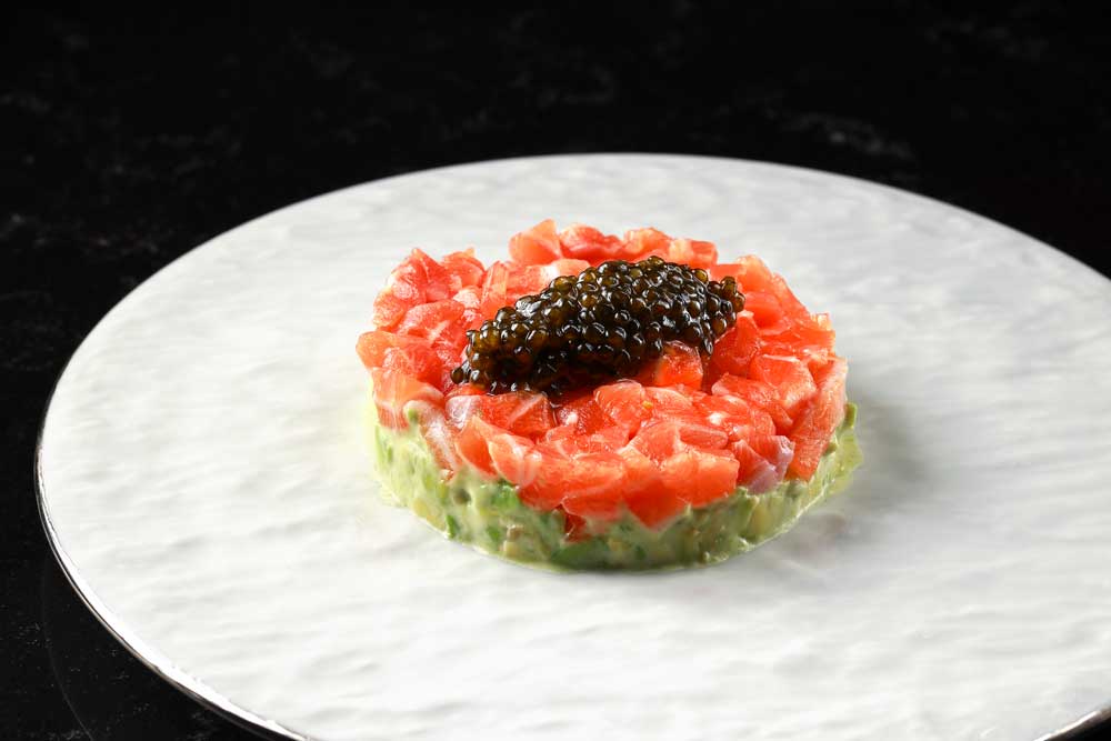 サーモンとアボカドのタルタルキャビア乗せ – THE CAVIAR